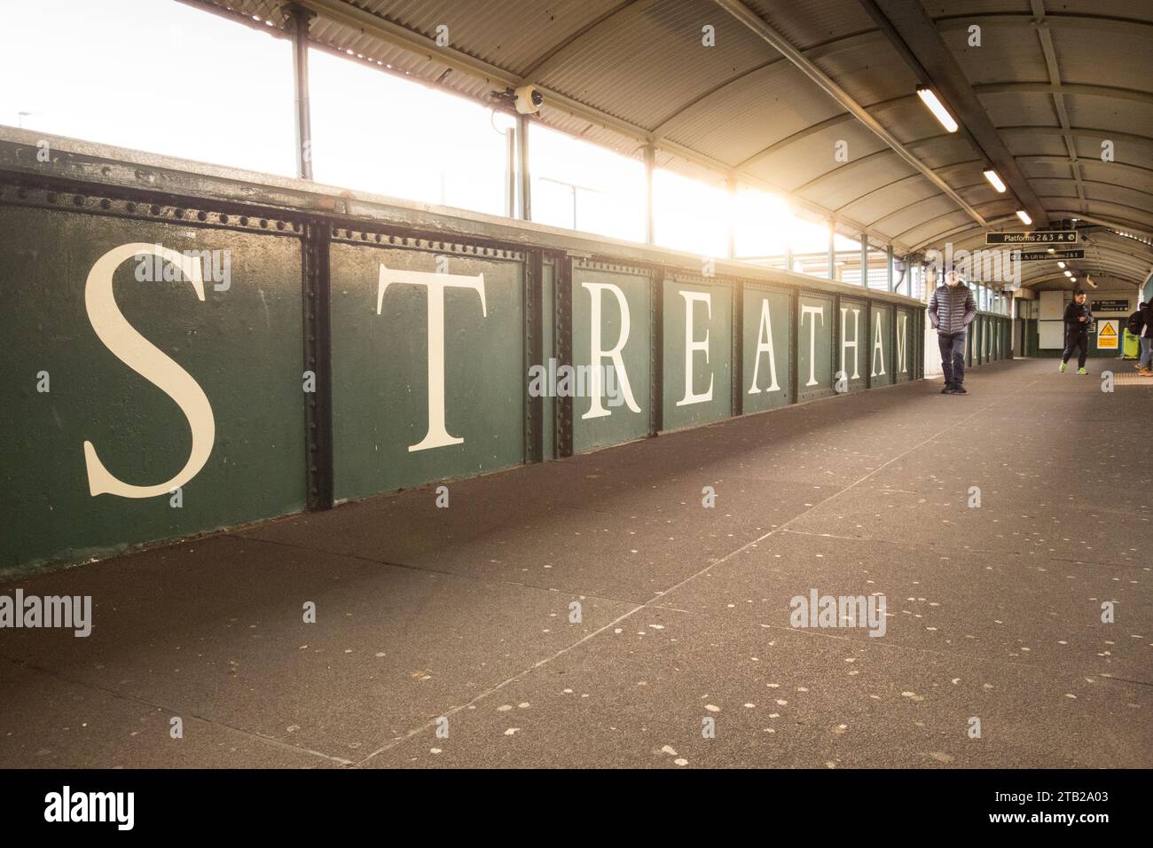 Cavalcavia della stazione ferroviaria comune di Streatham, Estreham Road, Streatham, Londra, SW16, Inghilterra, Regno Unito Foto Stock