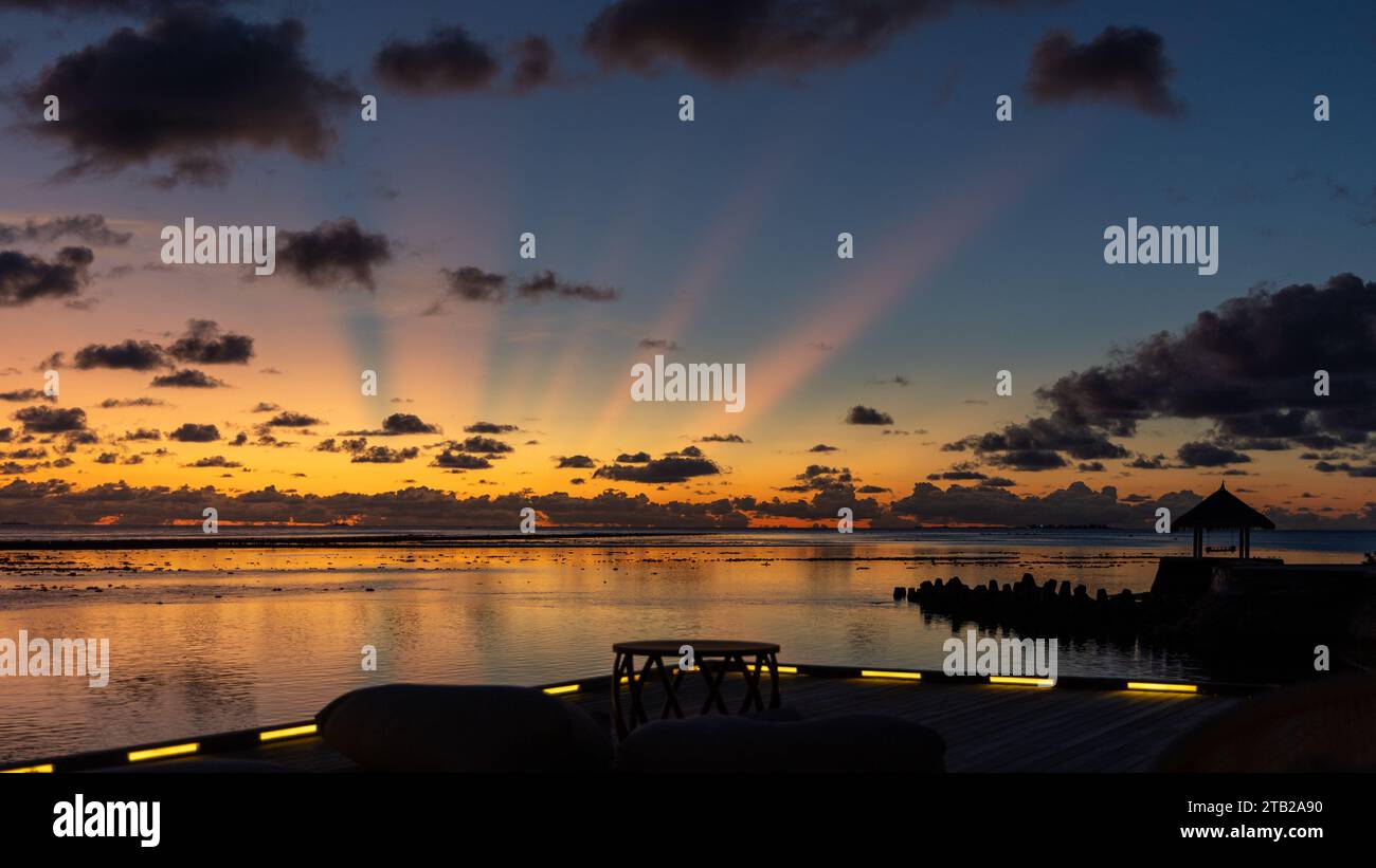 Anantara veli Maldives Resort tramonto sul mare Foto Stock