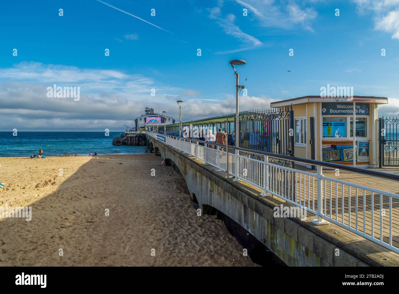 Bournemouth, Regno Unito - 11 settembre 2023: Il molo di Bournemouth getta un'ombra su East Beach. Foto Stock