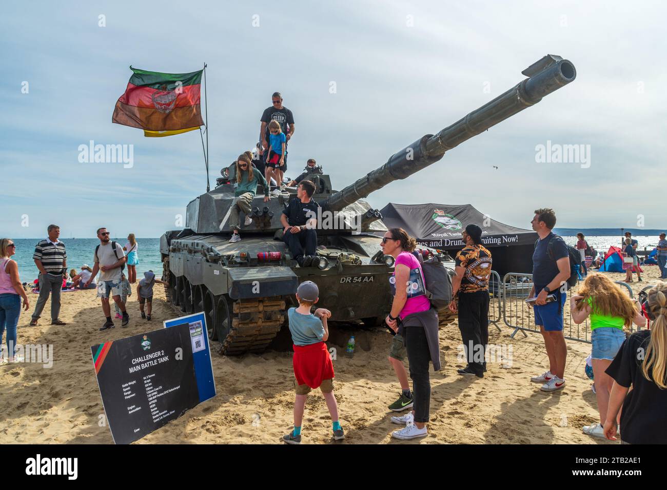 Bournemouth, Regno Unito - 1 settembre 2023: Il Royal Tank Regiments Challenger 2 Main Battle Tank sulla East Beach presso l'Army Village. Foto Stock