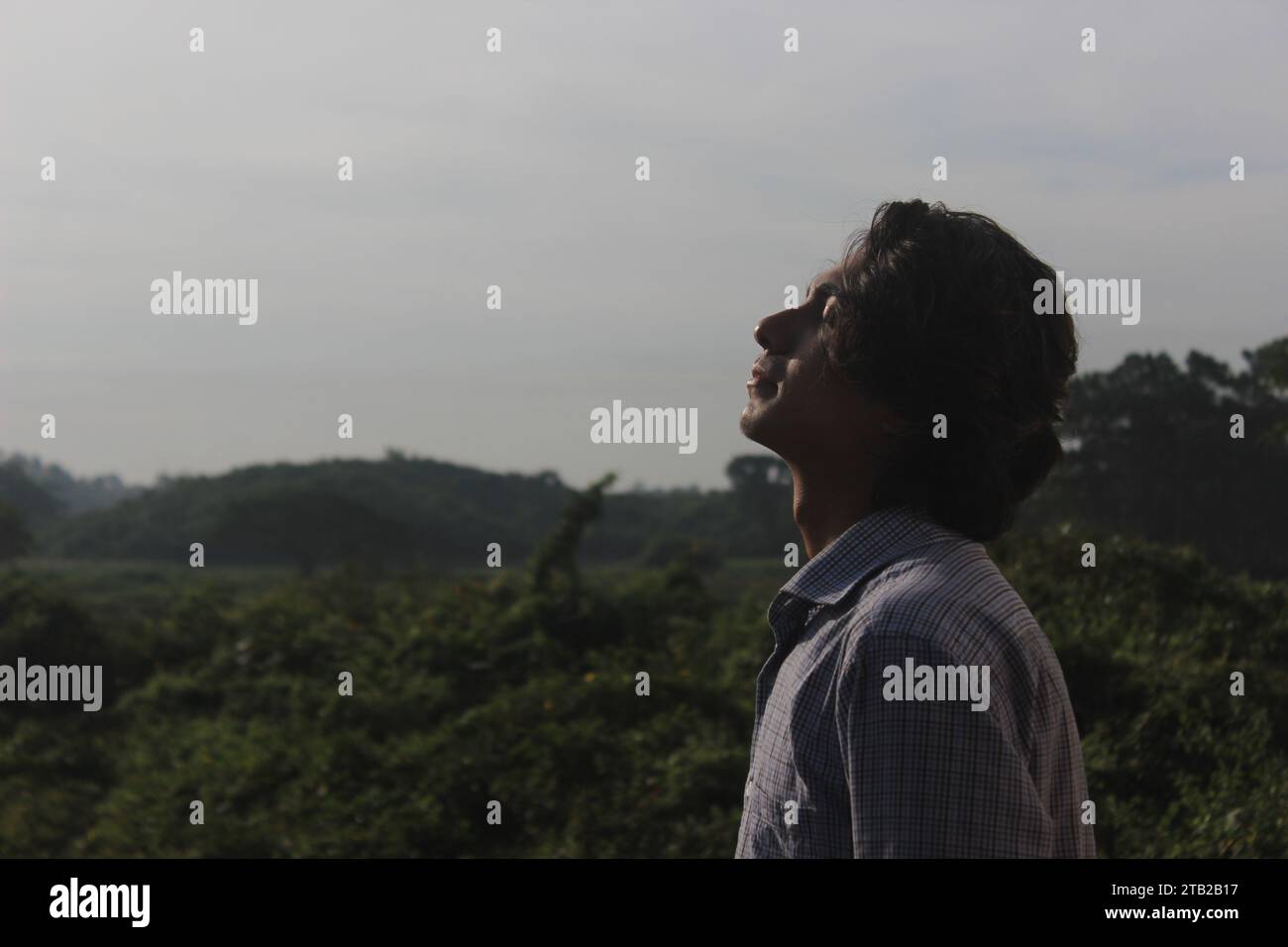 Foto ciclistica di colore arancione scattata in paesaggio senza alcuna modifica, la foto viene scattata in una trafficata strada libera Sylhet, Bangladesh Foto Stock