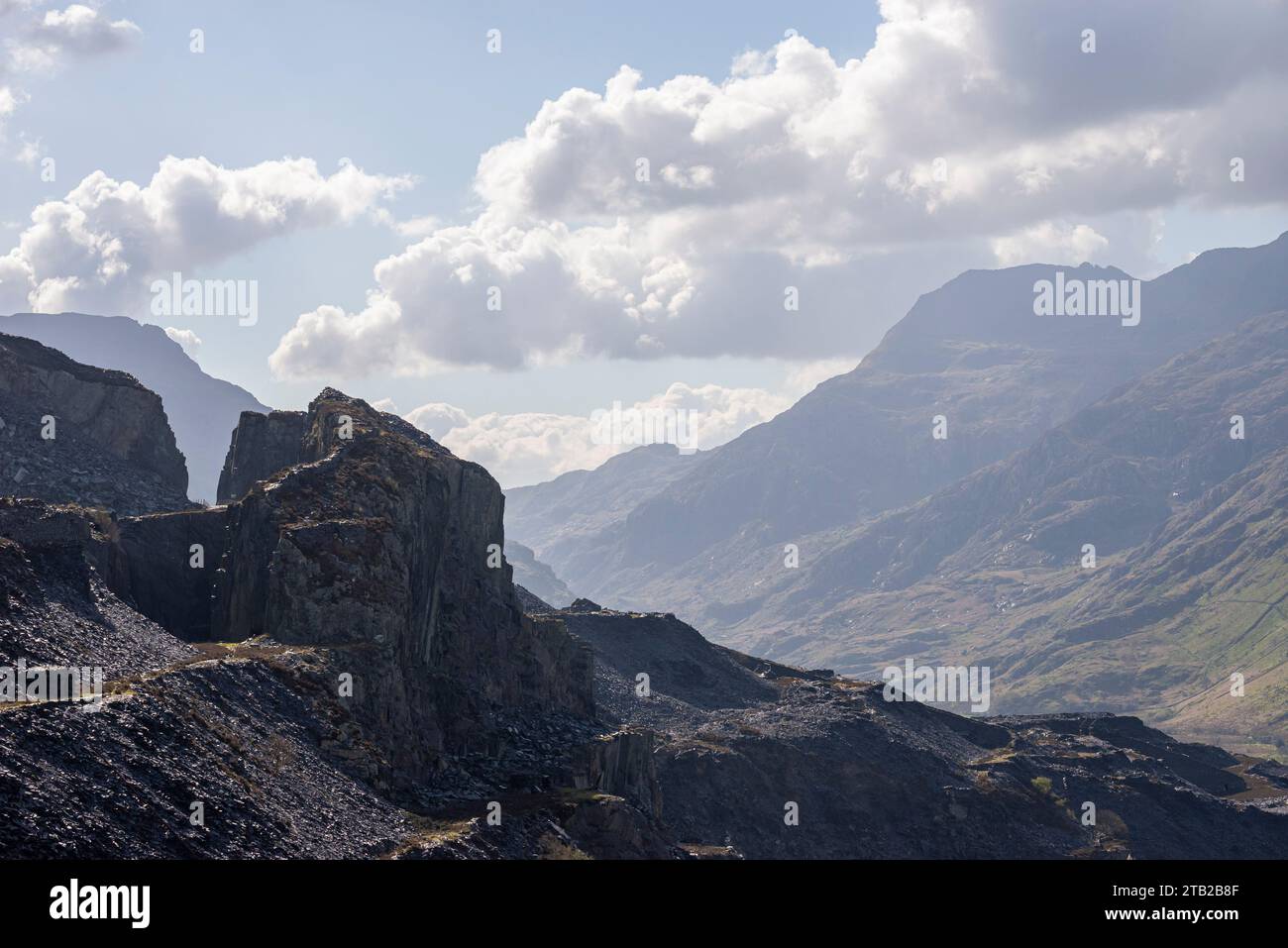 Il passo di Llanberis visto dalle vecchie cave di ardesia abbandonate a Dinorwig, parco nazionale di Snowdonia, Galles del Nord. Foto Stock