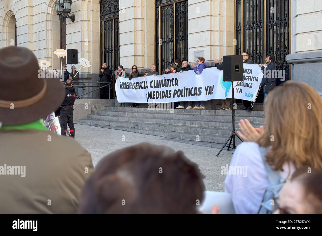 Centinaia di persone partecipano alla marcia in difesa dell'ambiente e mobilitazione per il vertice COP28 sul clima, Saragozza, Aragona, Spagna Foto Stock