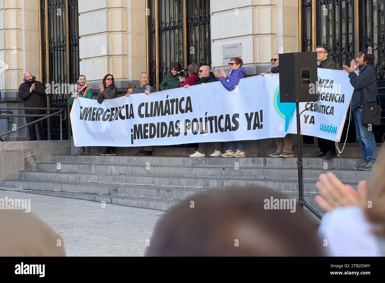 Centinaia di persone partecipano alla marcia in difesa dell'ambiente e mobilitazione per il vertice COP28 sul clima, Saragozza, Aragona, Spagna Foto Stock