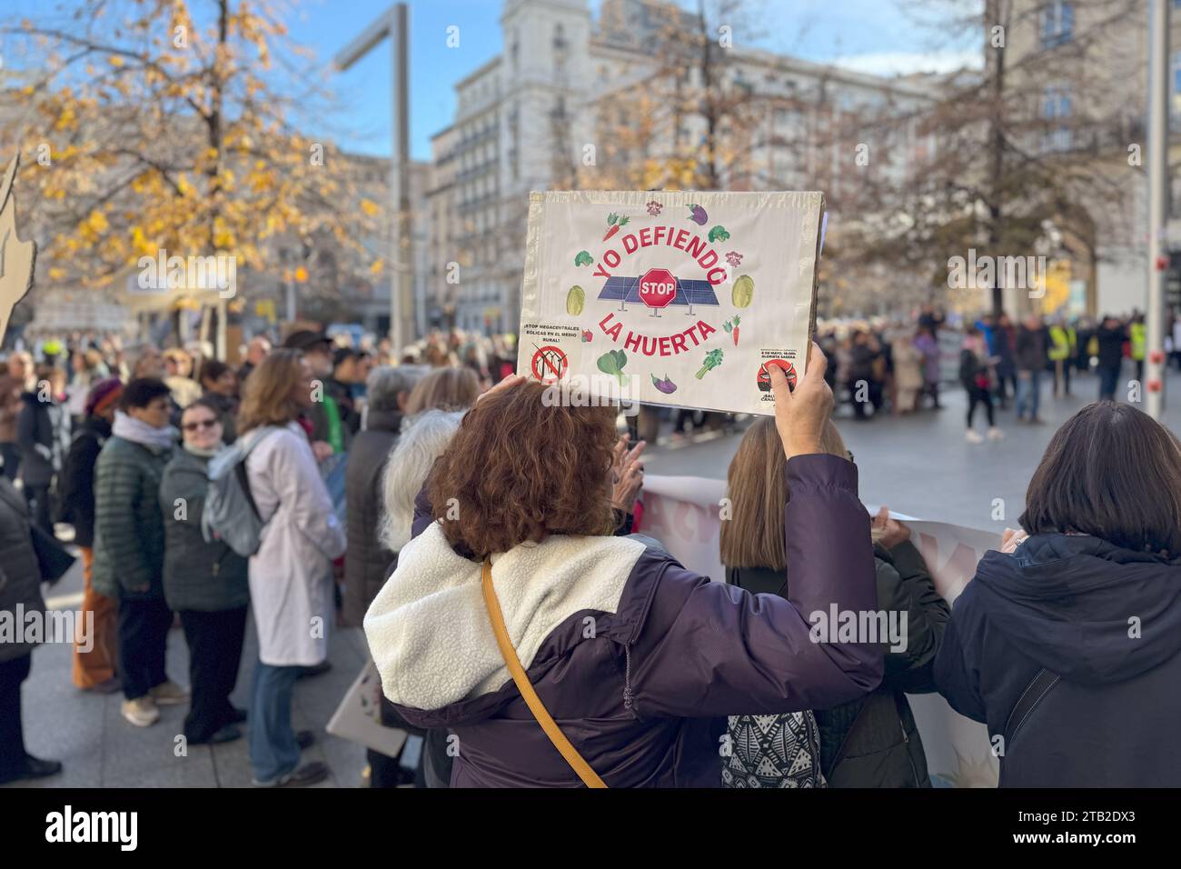 Centinaia di persone partecipano alla marcia in difesa dell'ambiente e mobilitazione per il vertice COP28 sul clima, Saragozza, Aragona, Spagna Foto Stock