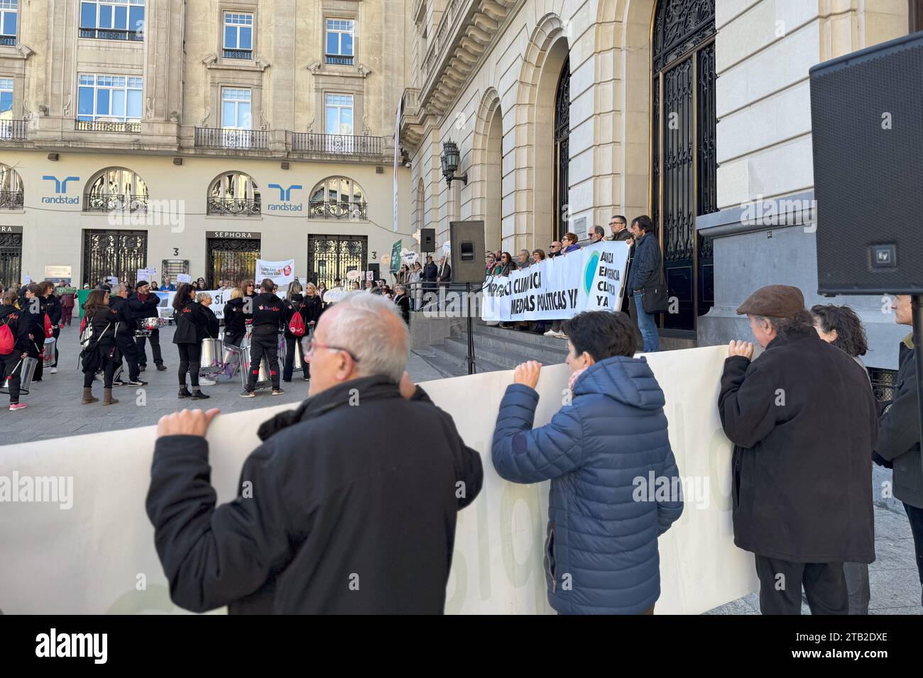 Centinaia di persone partecipano alla marcia in difesa dell'ambiente e mobilitazione per il vertice COP28 sul clima, Saragozza, Aragona, Spagna Foto Stock