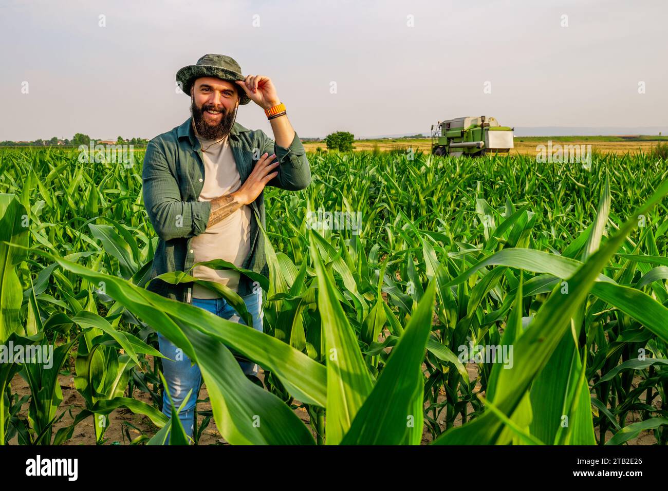 Ritratto di un contadino che sta coltivando mais. Occupazione agricola. Foto Stock