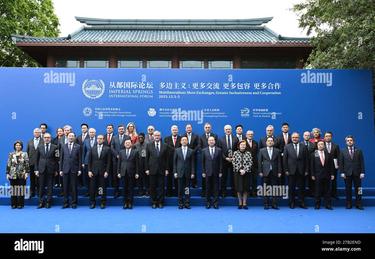 Guangzhou, provincia cinese del Guangdong. 4 dicembre 2023. Il vicepresidente cinese Han Zheng partecipa alla cerimonia di apertura del Forum internazionale Imperial Springs 2023 a Guangzhou, nella provincia del Guangdong della Cina meridionale, il 4 dicembre 2023. Il presidente cinese Xi Jinping ha inviato una lettera di congratulazioni al forum, che è stata letta in quell'occasione. Crediti: Zhang Ling/Xinhua/Alamy Live News Foto Stock