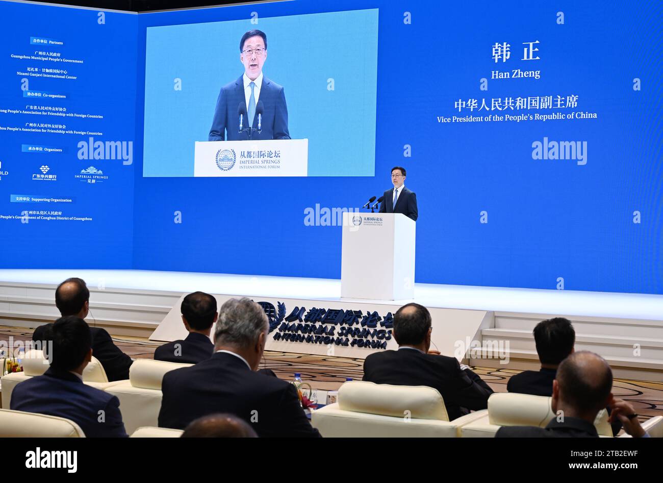 Guangzhou, provincia cinese del Guangdong. 4 dicembre 2023. Il vicepresidente cinese Han Zheng si rivolge alla cerimonia di apertura del Forum internazionale Imperial Springs 2023 a Guangzhou, nella provincia del Guangdong della Cina meridionale, 4 dicembre 2023. Il presidente cinese Xi Jinping ha inviato una lettera di congratulazioni al forum, che è stata letta in quell'occasione. Crediti: Zhang Ling/Xinhua/Alamy Live News Foto Stock