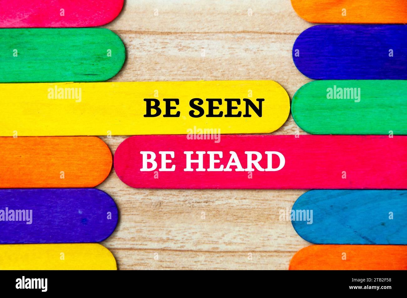 Fatti notare fatti sentire su bastoncini di legno colorati. Concetto aziendale. Foto Stock