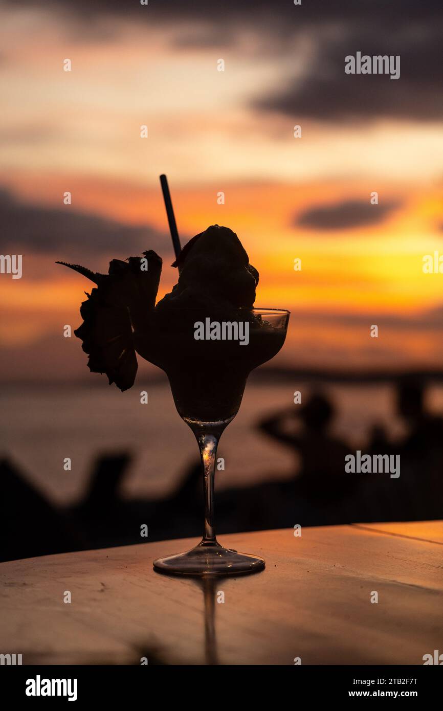 Bicchiere da cocktail Gili Air Island Sunset, Indonesia Foto Stock