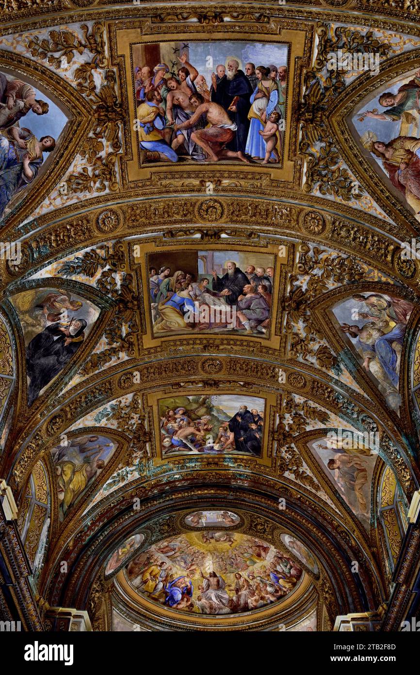 Panoramica parziale degli affreschi della navata, delle finestre e della cupola Chiesa di San Giorgio - Chiesa di San Giorgio - Chiesa di San Giorgio - Chiesa di S. Giorgio è la più bella chiesa barocca esistente a Salerno, ricca di affreschi di altissima qualità. Si tratta di uno dei più antichi insediamenti monastici di Salerno, risalente agli inizi del IX secolo. Foto Stock