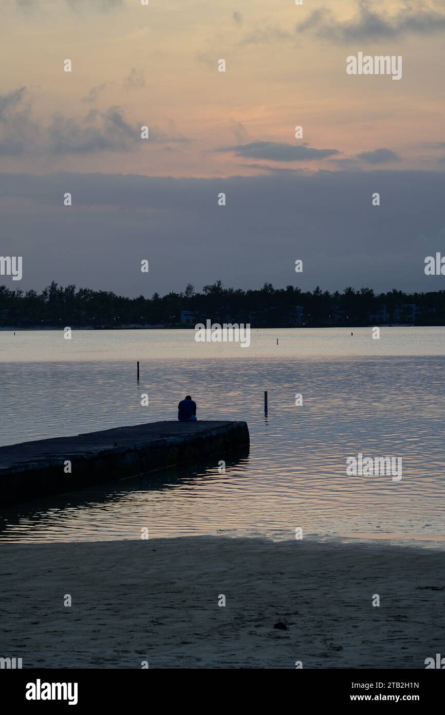 Blue Bay Beach a Mauritius in serata al tramonto a Pointe d'Esny Foto Stock