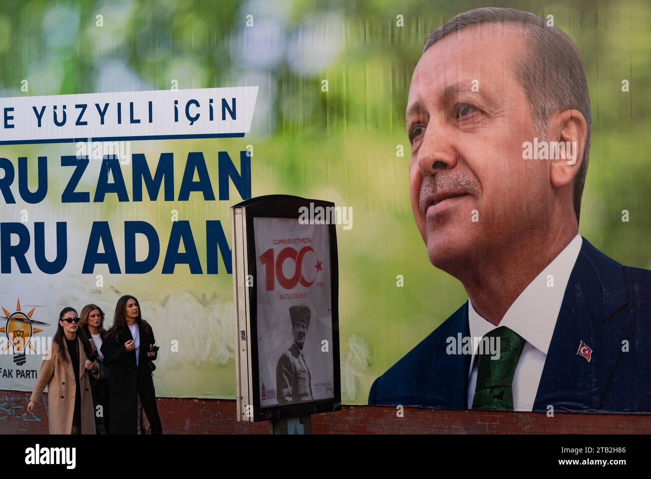 Istanbul, Turchia. 21 novembre 2023 Un gigantesco poster elettorale con un ritratto del presidente turco Recep Tayyip Erdogan. La Repubblica turca festeggia Foto Stock
