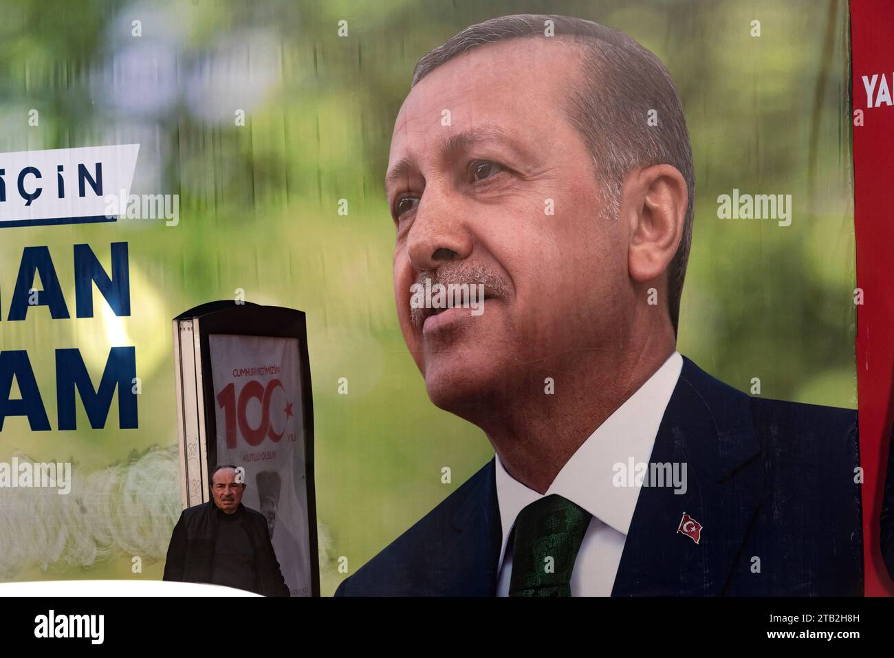 Istanbul, Turchia. 21 novembre 2023 Un gigantesco poster elettorale con un ritratto del presidente turco Recep Tayyip Erdogan. La Repubblica turca festeggia Foto Stock