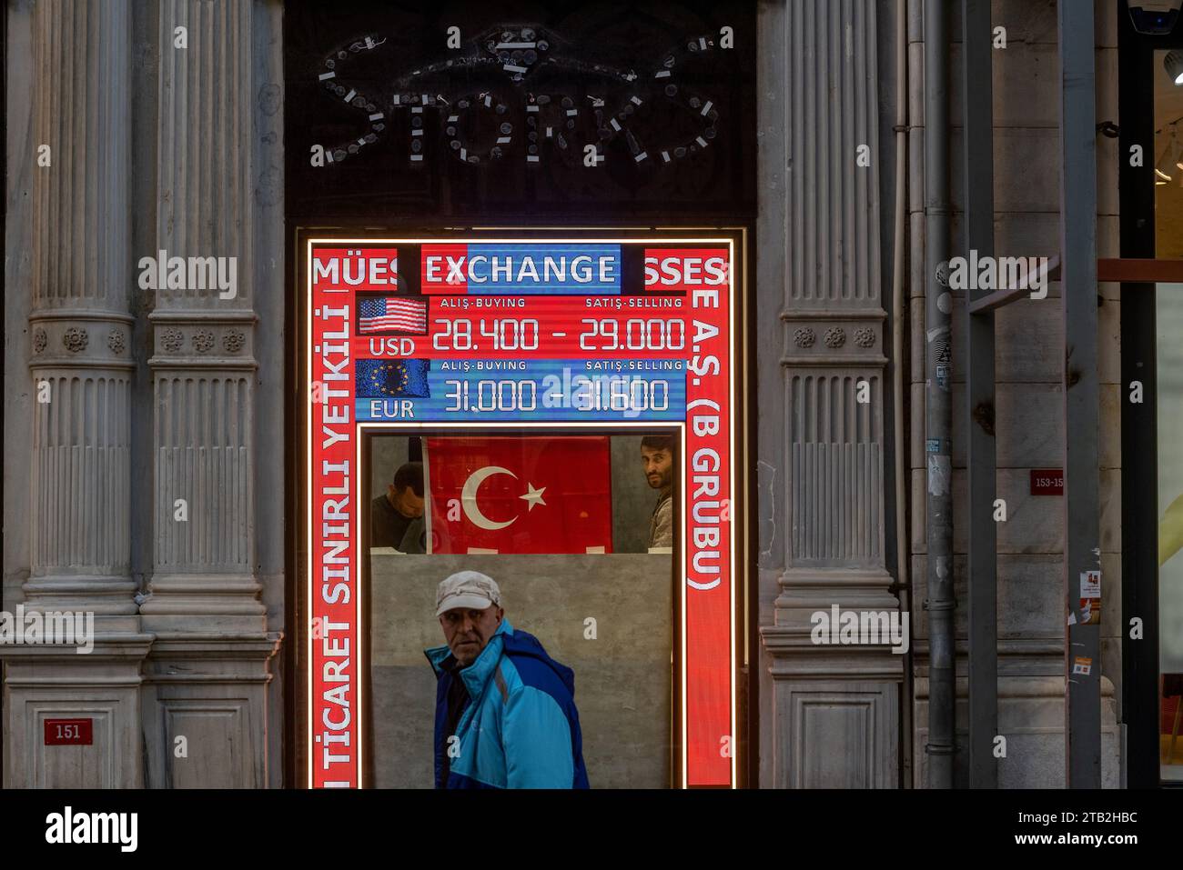 Istanbul, Turchia. 21 novembre 2023 Un ufficio di cambio valuta turco che mostra il valore del tasso di cambio della lira contro il dollaro e l'euro, è Foto Stock