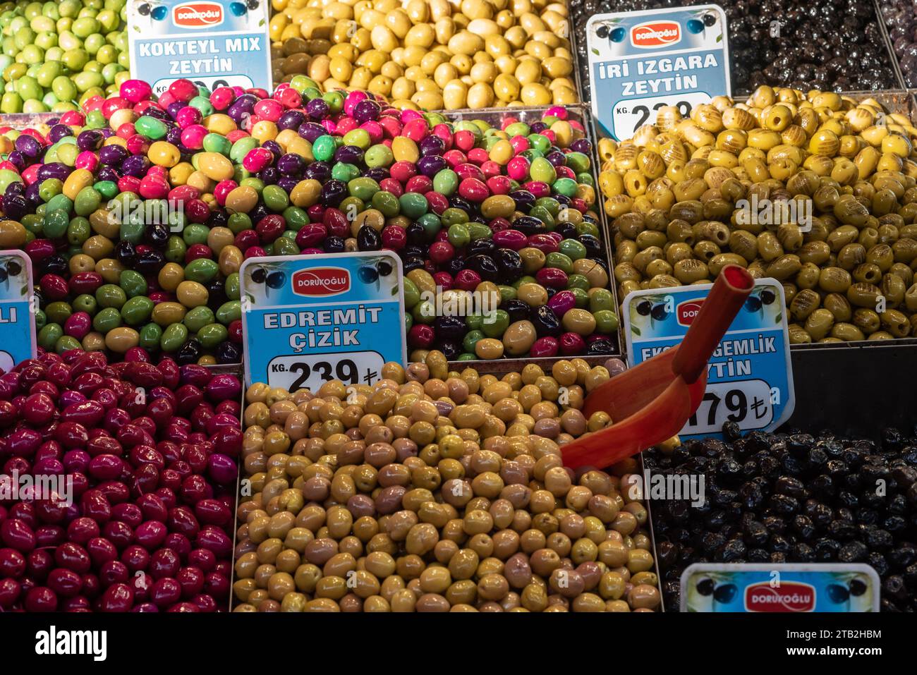 Istanbul, Turchia. 21 novembre 2023 olive turche locali dai colori vivaci esposte in vendita in un bazar di Istanbul, Turchia. Foto Stock