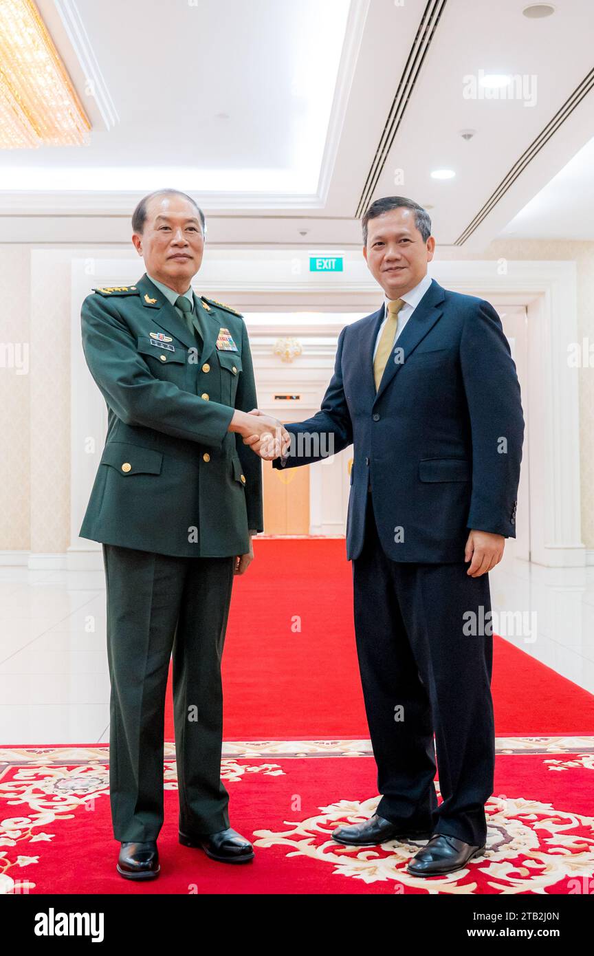 Phnom Penh, Cambogia. 4 dicembre 2023. Il primo ministro cambogiano Hun Manet incontra He Weidong, vicepresidente in visita della Commissione militare centrale cinese, a Phnom Penh, Cambogia, 4 dicembre 2023. Crediti: Ly Lay/Xinhua/Alamy Live News Foto Stock