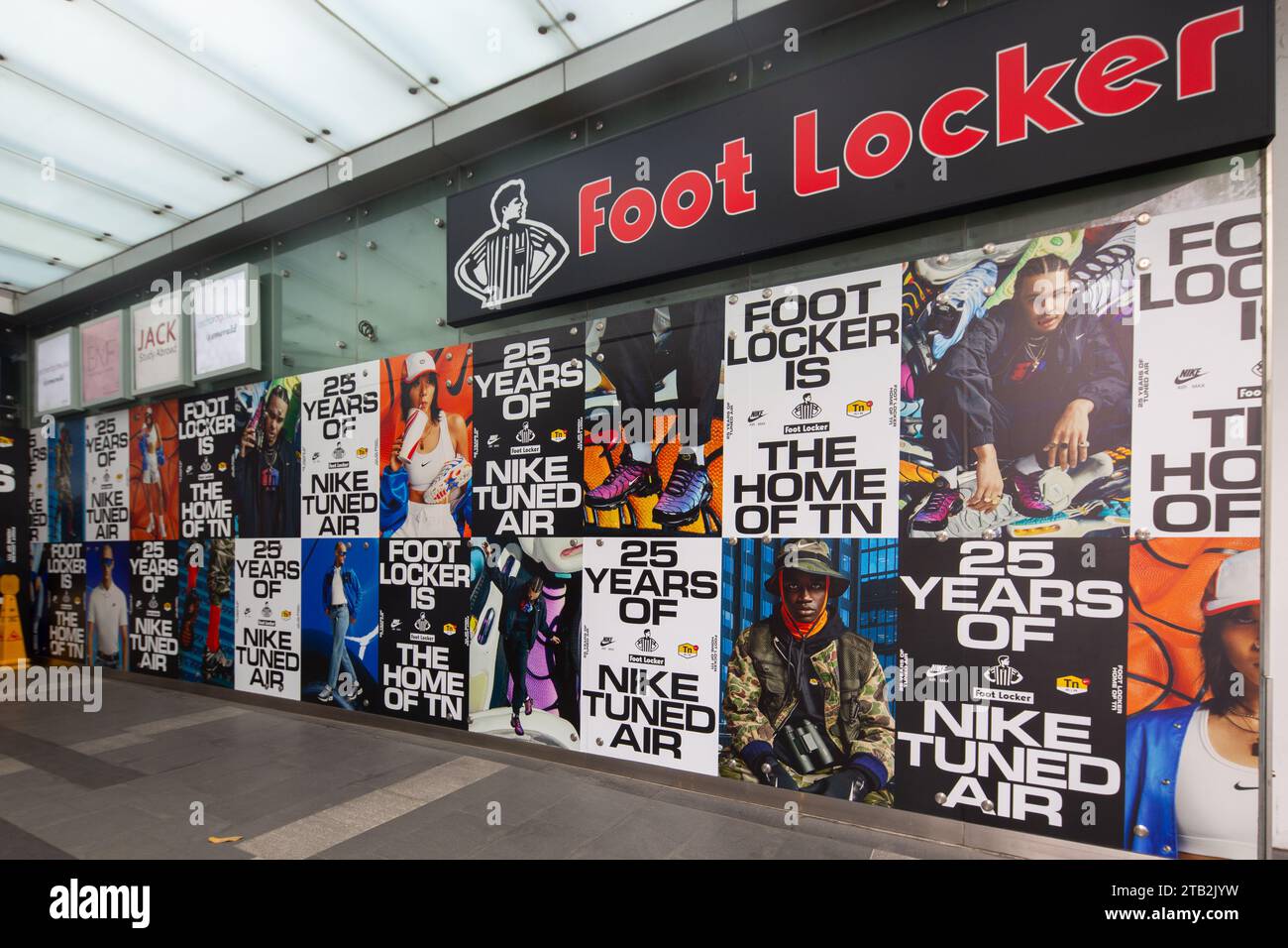 Foot Locker che promuove il 25° anniversario delle sneakers Nike TUNED Air con una serie di poster fotografici per attirare l'attenzione del pubblico per le vendite, Singapore. Foto Stock