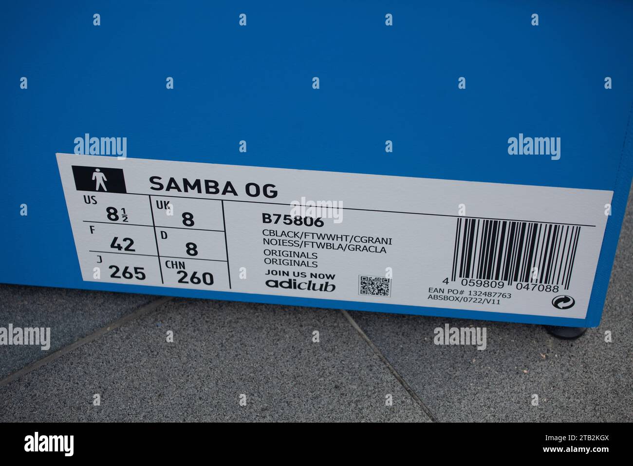 Espositore pop-up della scatola di scarpe Adidas all'esterno dell'Adidas Brand Centre lungo Orchard Road, Singapore. Foto Stock