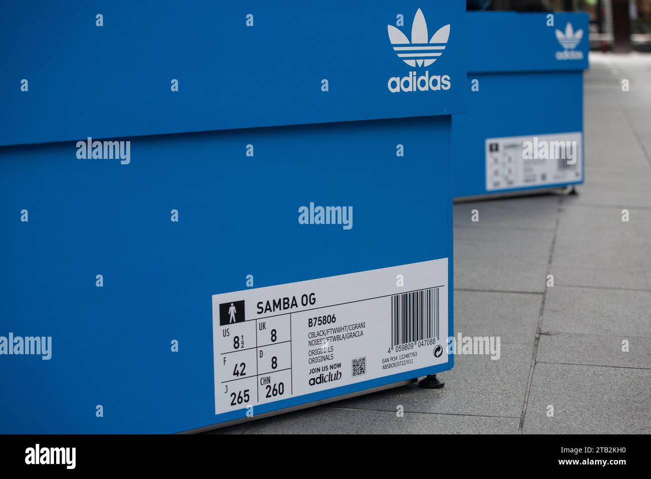 Espositore pop-up della scatola di scarpe Adidas all'esterno dell'Adidas Brand Centre lungo Orchard Road, Singapore. Foto Stock