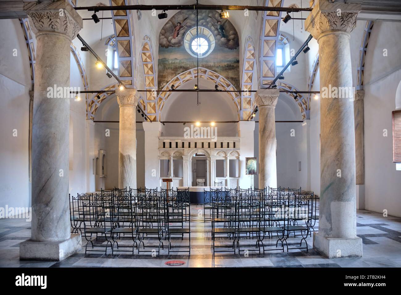 MERSIN, TURCHIA, 23 NOVEMBRE 2023: Dettaglio interno della chiesa di San Paolo a Tarso, Mersin, Turchia Foto Stock