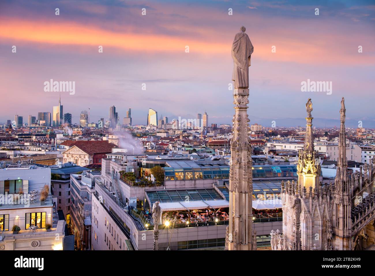 Milano, Italia skyline della città dall'alto in serata. Foto Stock