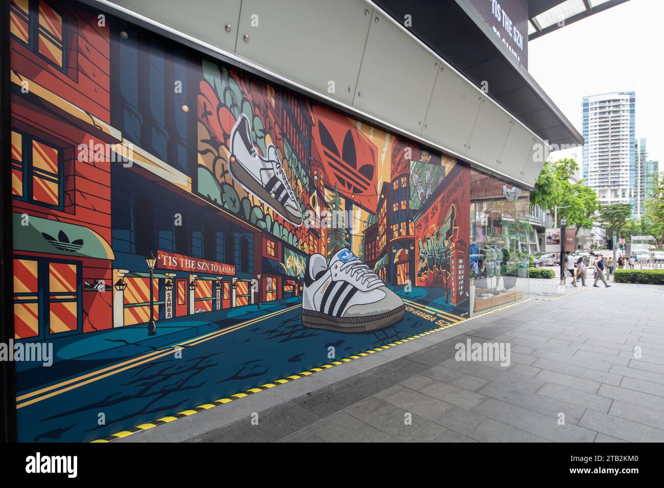 La supergrafica delle calzature Samba più popolare di Adidas o mostra di illustrazioni fuori dall'Adidas Brand Centre lungo Orchard Road, Singapore. Foto Stock
