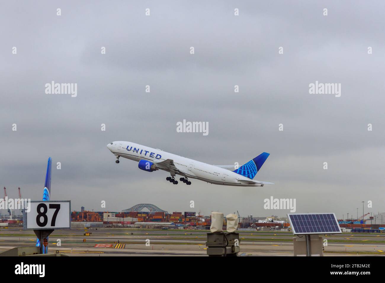 30 ottobre 2023 Newark NJ USA. Decollo dall'aeroporto internazionale Liberty di Newark EWR è un aereo passeggeri operato dalla United Airlines Foto Stock