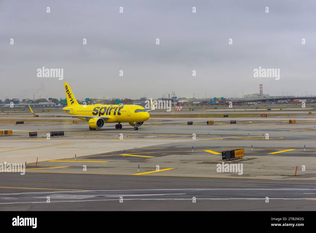 30 ottobre 2023 Newark NJ USA. All'aeroporto internazionale DI NEWARK, l'aereo passeggeri Spirit Airlines si appresta a decollare Foto Stock