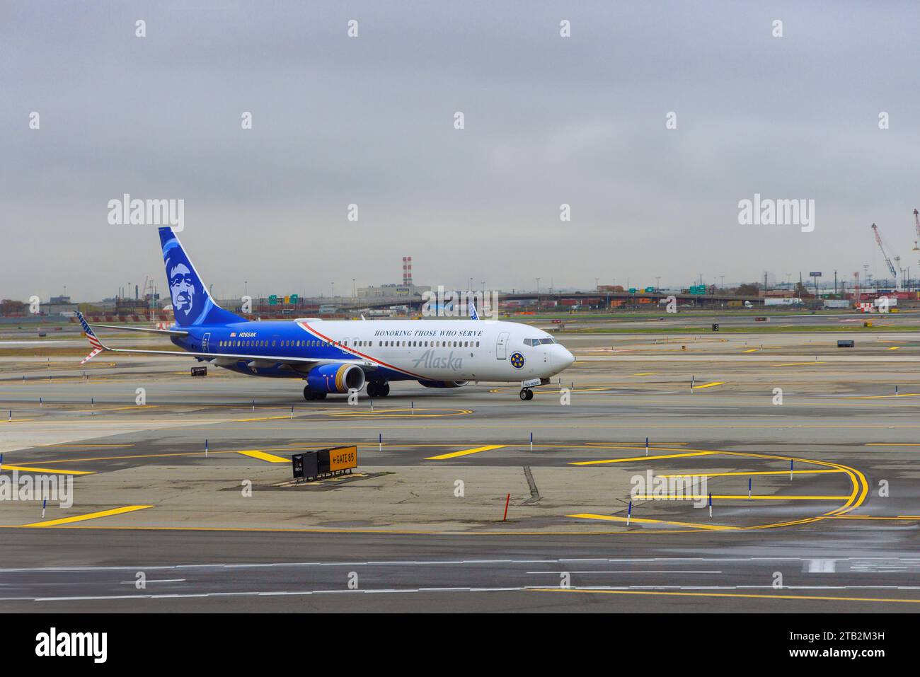 30 ottobre 2023 Newark NJ USA. Durante la partenza all'aeroporto internazionale DI NEWARK, l'aereo passeggeri operato da Alaska Airlines è in pista in preparazione al decollo Foto Stock