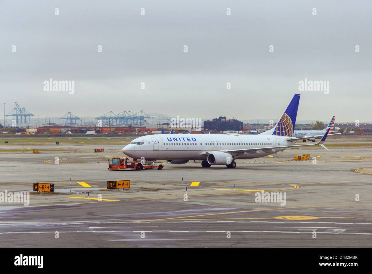30 ottobre 2023 Newark NJ USA. Aeromobili passeggeri United Airlines in pista in preparazione al decollo presso l'aeroporto internazionale EWR di Newark Foto Stock