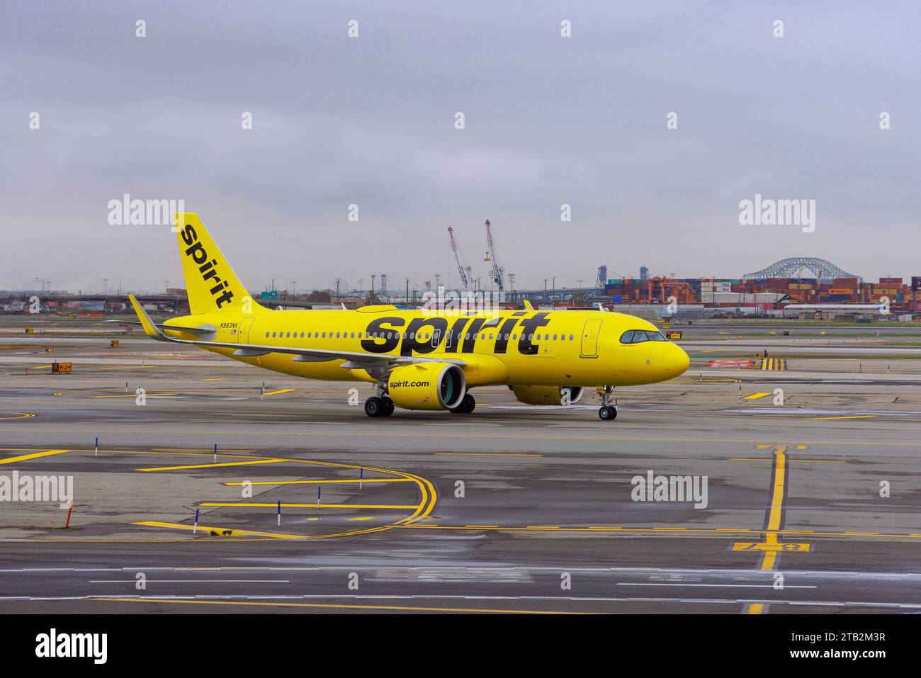 30 ottobre 2023 Newark NJ USA. All'aeroporto internazionale DI NEWARK, Spirit Airlines si appresta a partire con aerei passeggeri Foto Stock