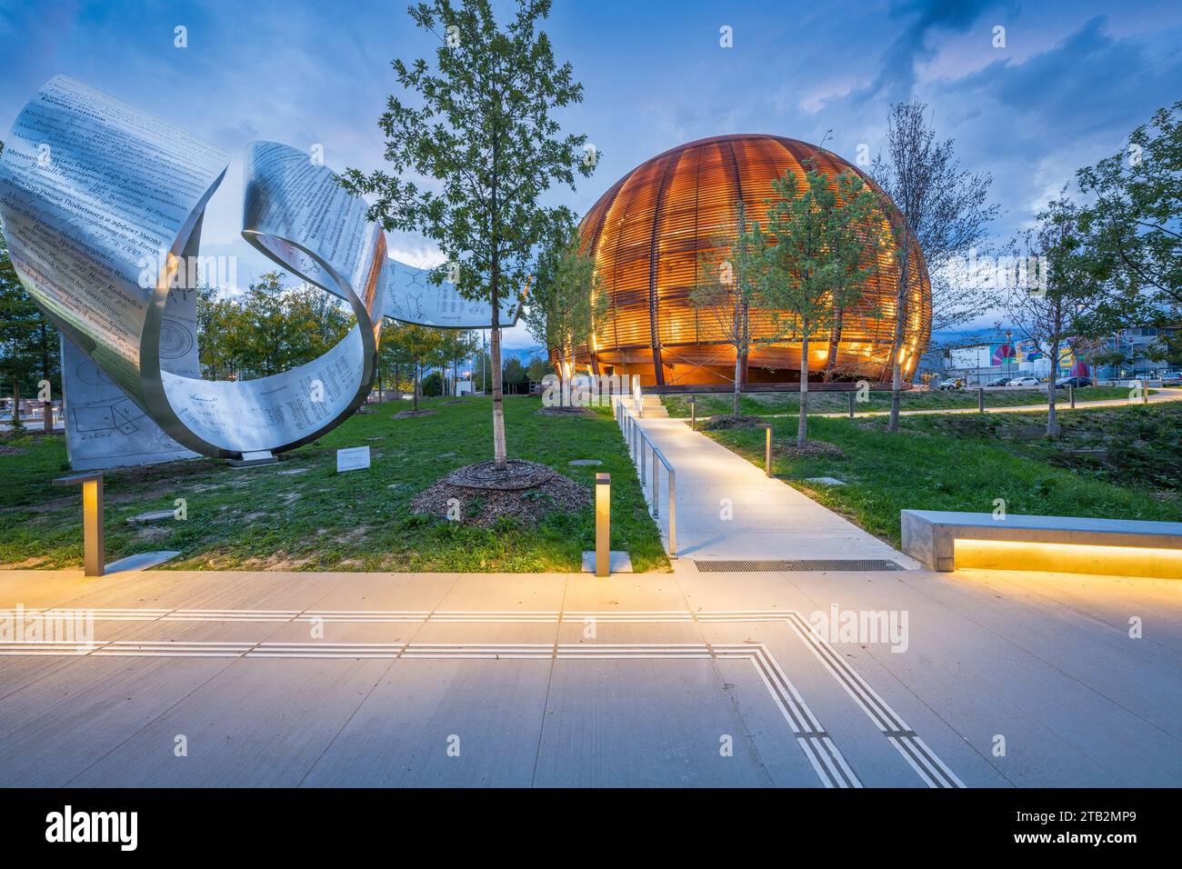 GINEVRA, SVIZZERA - 3 OTTOBRE 2023: Centro visitatori del CERN all'ora blu. Il centro di ricerca gestisce il più grande laboratorio di fisica delle particelle del W Foto Stock