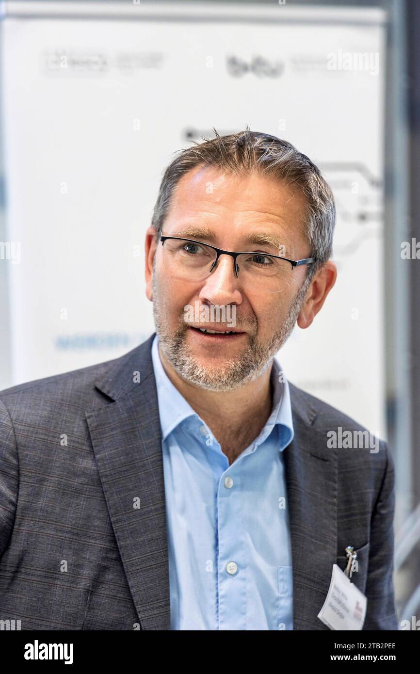 Centro per i sistemi elettrici ibridi Cottbus chesco Cottbus DEU/Brandenburg/Cottbus Â Struckturwandel Lausitz - Heiko Witte Geschäftsführer von chesco: Einer der künftigen Forschungseinrichtungen auf dem Lausitz Science Park LSP ist das Center for Hybrid Electric Systems Cottbus chesco. Auf ihrem Interimsstandort in Cottbus-Dissenchen werden die ersten Großgeräte für die nächsten 4 Jahre aufgebaut. AB 2024 wird dort wird an hybriden und elektrischen Antrieben für den Flugverkehr geforscht, um klimaschädliches CO2 zu vermeiden. Es wird aus den Mitteln des Kohleausstiegs von Bund und Land mit run Foto Stock