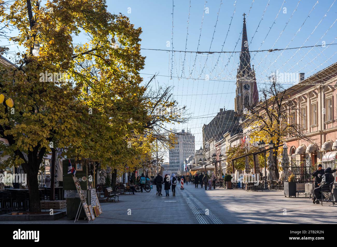 4. Dicembre 2023. Novi Sad, Serbia. Immagine di un giorno del centro di Novi Sad con edifici, architettura e vita con persone che camminano a fuoco selettivo. Ed Foto Stock