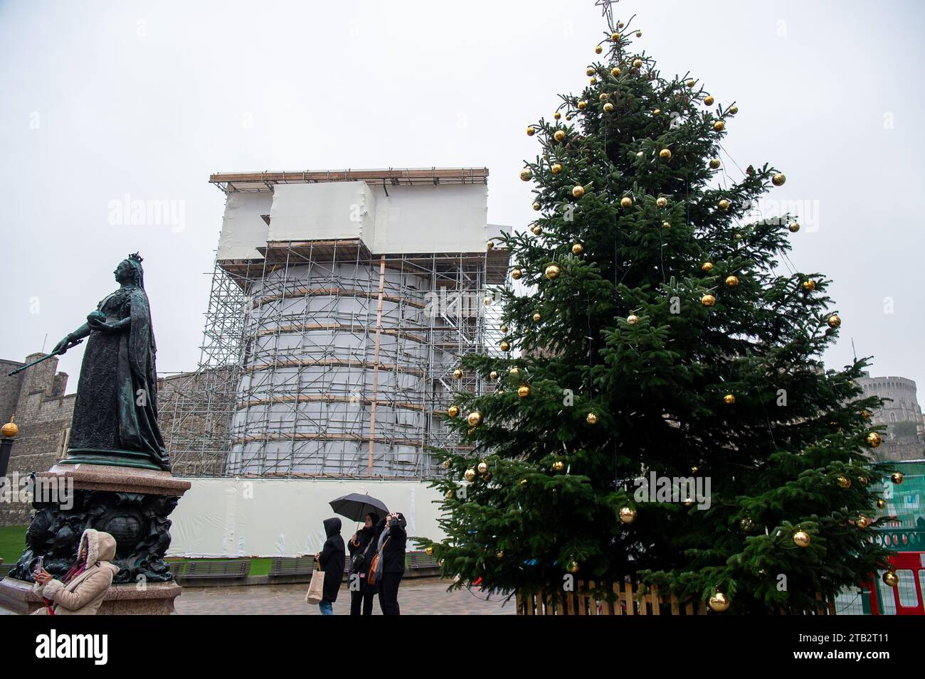 Windsor, Berkshire, Regno Unito. 4 dicembre 2023. La città reale di Windsor è pronta per Natale. Quest'anno l'albero di Natale fuori dal Castello di Windsor è oscurato da impalcature su una delle torri del castello dove si svolgono lavori di riparazione. Credito: Maureen McLean/Alamy Live News Foto Stock