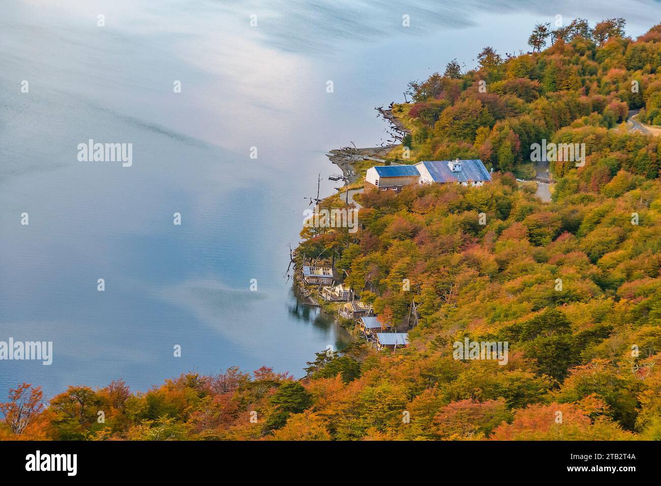 Costruzioni in riva al lago escondido, provincia di tierra del fuego, argentina Foto Stock