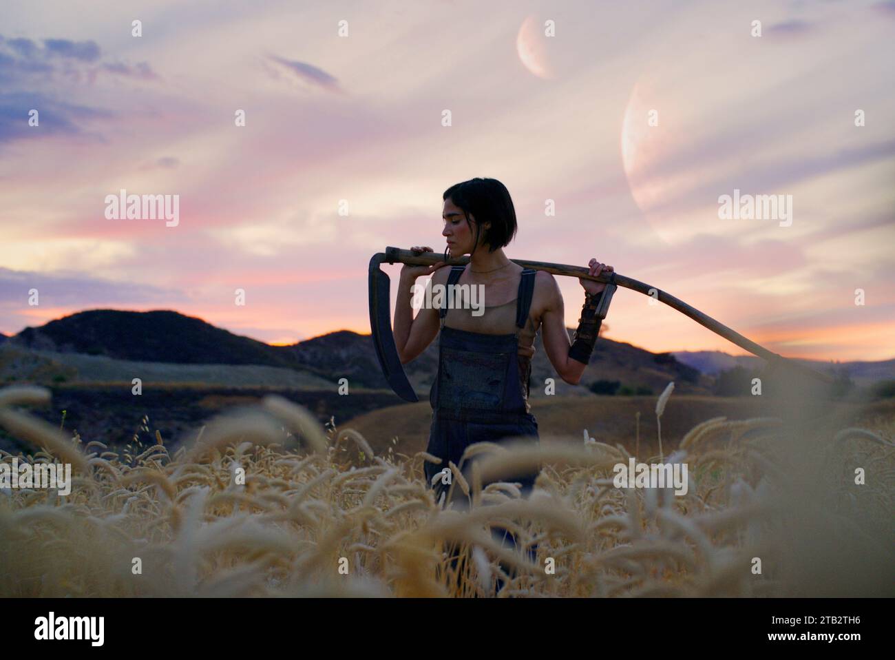 Rebel Moon: Part One - A Child of Fire (2023), diretto da Zack Snyder e interpretato da Sofia Boutella nel ruolo di Kora. Quando un insediamento pacifico sul bordo di una lontana luna si trova minacciato dagli eserciti di una tirannica forza dominante, un misterioso sconosciuto che vive tra i suoi abitanti del villaggio assembla una piccola banda di guerrieri per combattere. Pubblicità ancora ***SOLO USO EDITORIALE***. Credito: BFA / Netflix Foto Stock