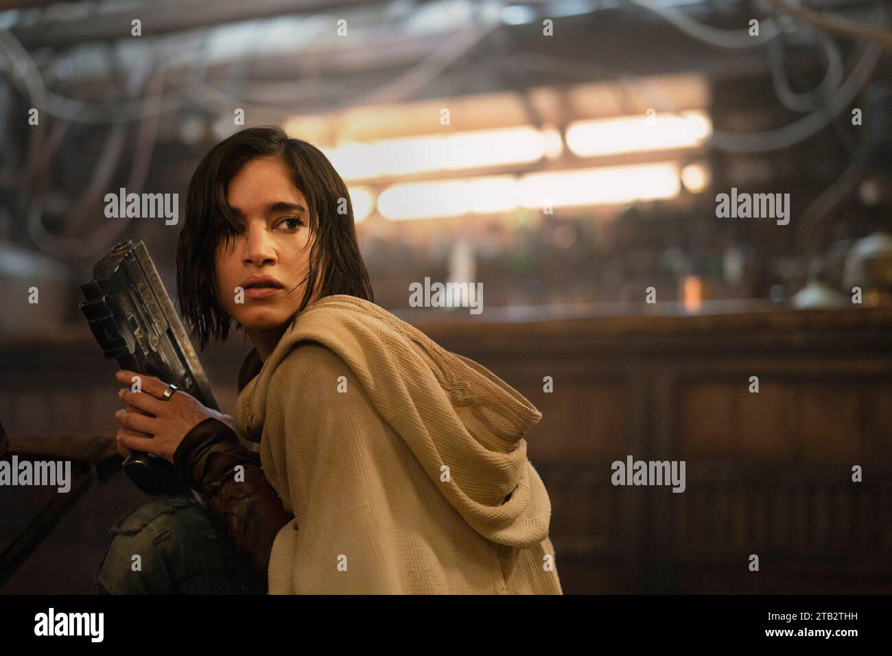 Rebel Moon: Part One - A Child of Fire (2023), diretto da Zack Snyder e interpretato da Sofia Boutella nel ruolo di Kora. Quando un insediamento pacifico sul bordo di una lontana luna si trova minacciato dagli eserciti di una tirannica forza dominante, un misterioso sconosciuto che vive tra i suoi abitanti del villaggio assembla una piccola banda di guerrieri per combattere. Pubblicità ancora ***SOLO USO EDITORIALE***. Credito: BFA / Netflix Foto Stock