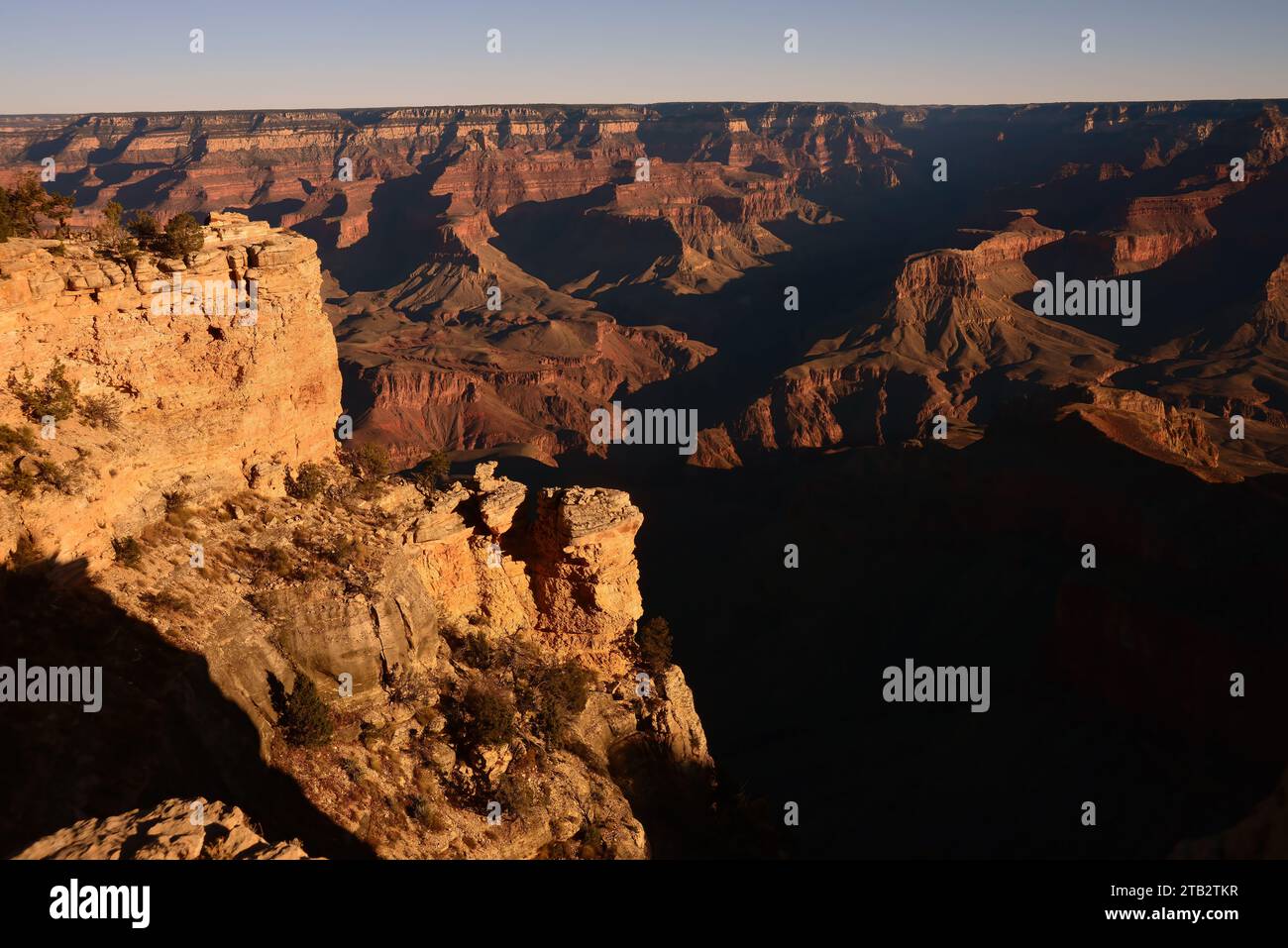 Nel tardo pomeriggio nel Grand Canyon Arizona con il cielo colorato del tramonto Foto Stock