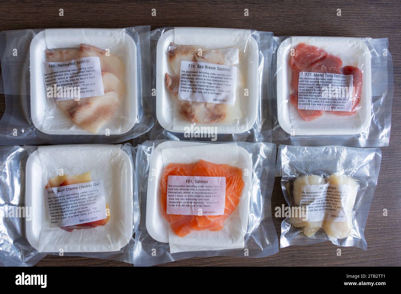Selezione di scongelamento di pesce congelato di alta qualità da utilizzare come sashimi e sushi - tonno, vongole, coda gialla - dalla WASO Japanese Import Company, Regno Unito Foto Stock