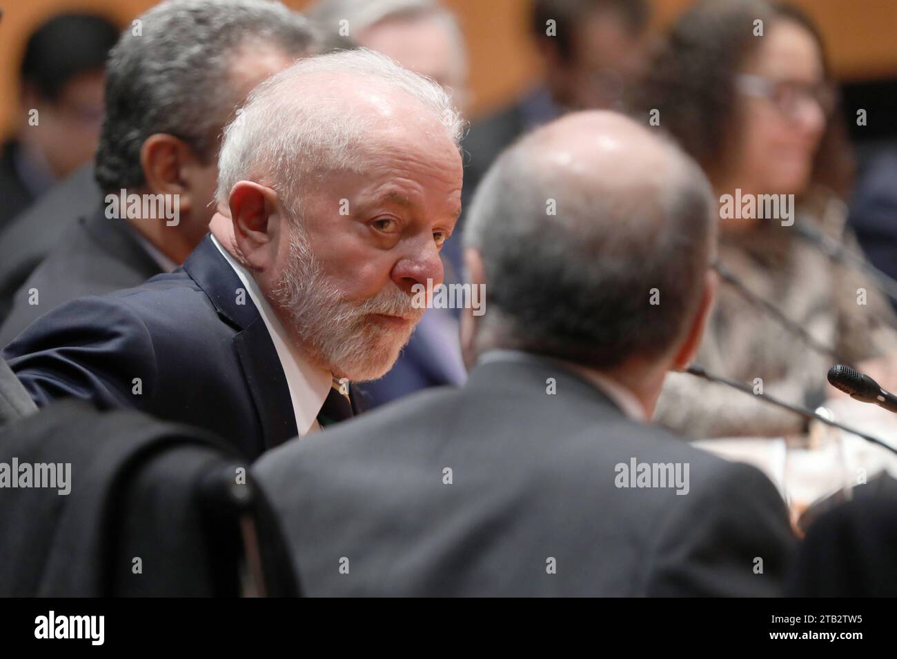 Berlino, Deutschland, 04.12.2023: Deutsch-Brasilianische Regierungskonsultationen: Brasiliens Präsident Luiz Inácio Lula da Silva links spricht mit seinem Außenminister Mauro Vieira rechts, von hinten im Bundeskanzleramt *** Berlino, Germania, 04 12 2023 consultazioni del governo brasiliano tedesco Brazils presidente Luiz Inácio Lula da Silva, a sinistra, parla con il suo ministro degli Esteri Mauro Vieira, a destra, da dietro nella Cancelleria Federale Copyright: xdtsxNachrichtenagenturx dts 27559 credito: Imago/Alamy Live News Foto Stock