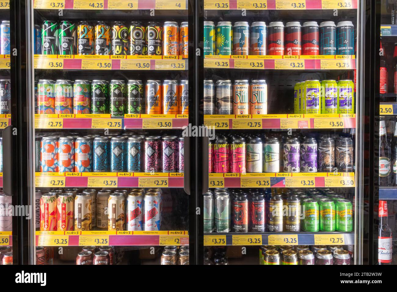 Una colorata e variegata collezione di birre artigianali britanniche e internazionali fredde in lattine in vendita in frigorifero al supermercato Morrisons, in Inghilterra Foto Stock