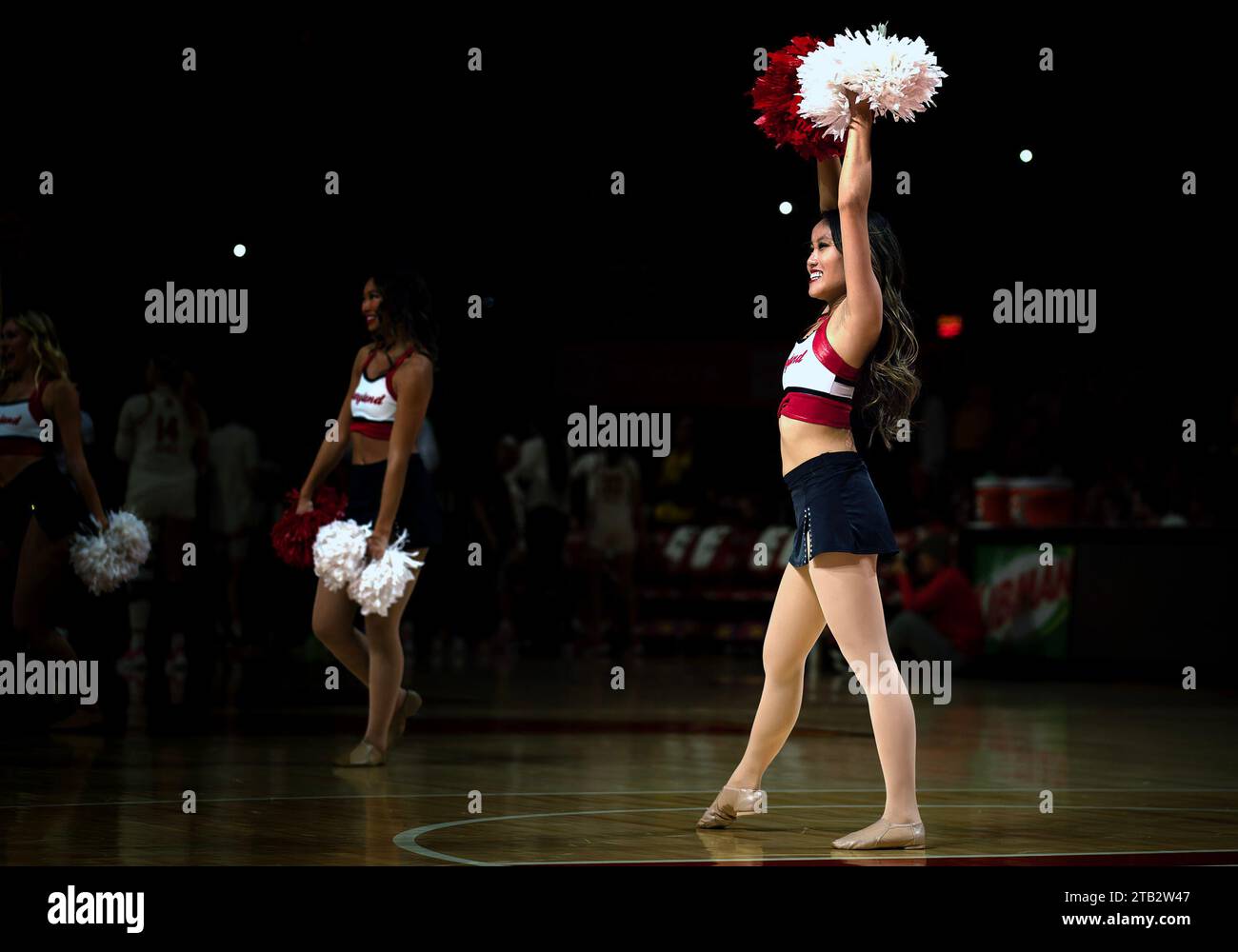 Una cheerleader si esibisce in una partita di basket del college Foto Stock