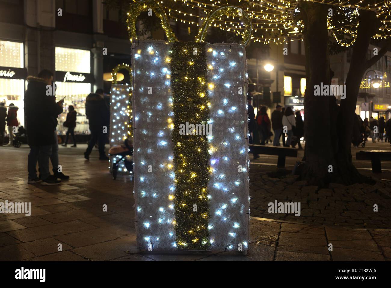 Oviedo, Asturie, Spagna. 3 dicembre 2023. Oviedo, Spagna, 2 dicembre 2023: Un regalo di Natale durante il Natale Lighting and Market, il 2 dicembre 2023, a Oviedo, Spagna. (Immagine di credito: © Alberto Brevers/Pacific Press via ZUMA Press Wire) SOLO USO EDITORIALE! Non per USO commerciale! Foto Stock