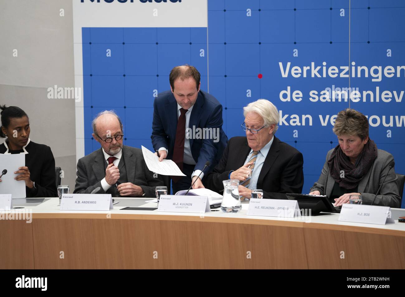 L'AIA - il Consiglio elettorale si riunisce alla camera dei rappresentanti per determinare i risultati delle elezioni, dopo il riconteggio a Tilburg. L'Assemblea ha chiesto che i voti siano contati nuovamente in quattro seggi elettorali nel comune del Brabante, perché qui si è riscontrata una differenza di conteggio inspiegabile. ANP JEROEN JUMELET netherlands Out - belgium Out Foto Stock