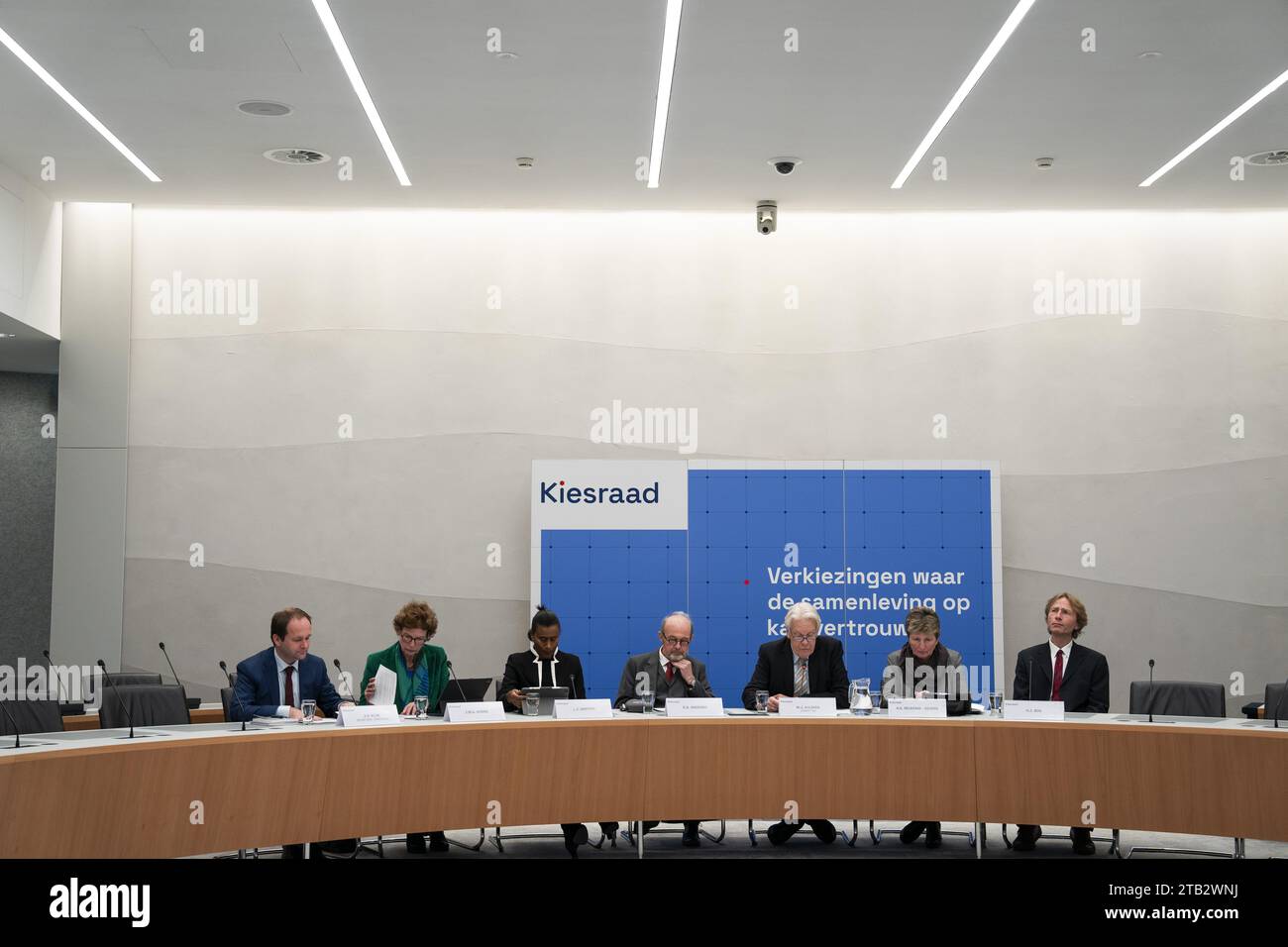 L'AIA - il Consiglio elettorale si riunisce alla camera dei rappresentanti per determinare i risultati delle elezioni, dopo il riconteggio a Tilburg. L'Assemblea ha chiesto che i voti siano contati nuovamente in quattro seggi elettorali nel comune del Brabante, perché qui si è riscontrata una differenza di conteggio inspiegabile. ANP JEROEN JUMELET netherlands Out - belgium Out Foto Stock