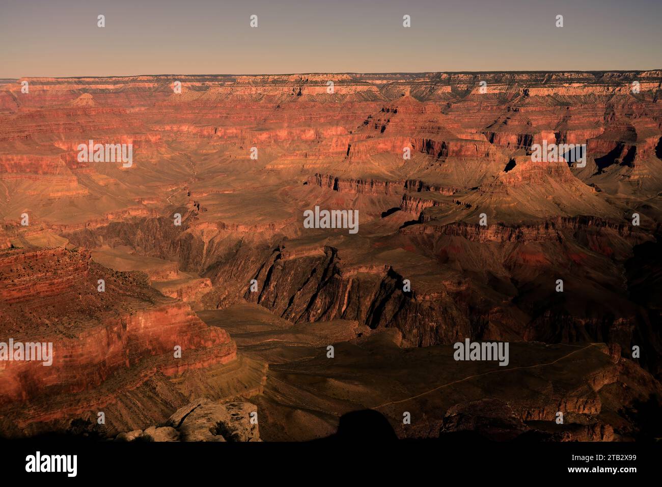 Nel tardo pomeriggio nel Grand Canyon Arizona con il cielo colorato del tramonto Foto Stock