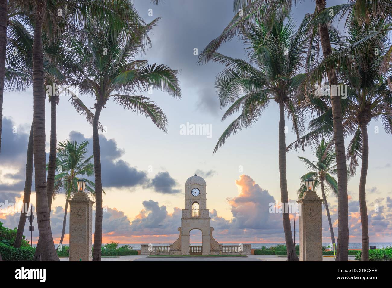 Palm Beach, Florida, torre dell'orologio USA su Worth Ave all'alba. Foto Stock